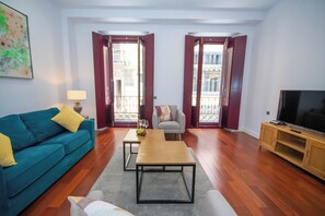 Apartament superior, 1 dormitori, terrassa | Sala d'estar | Televisor de pantalla plana