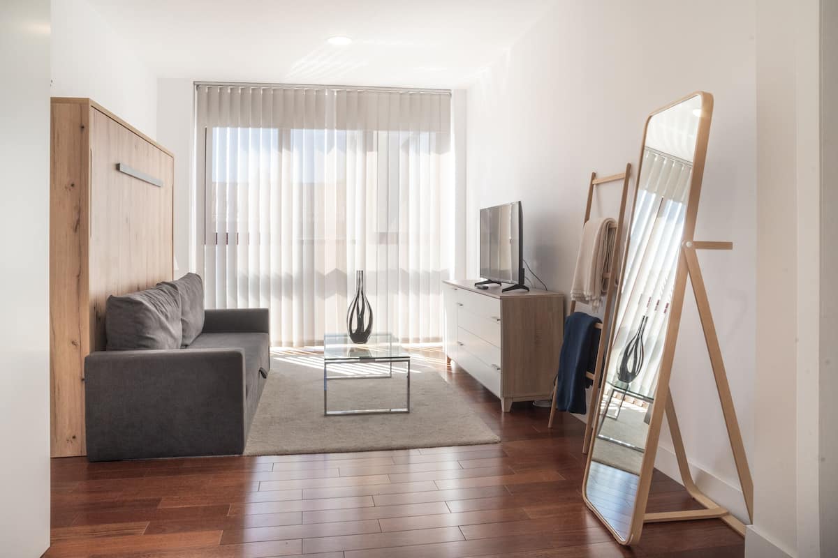 Deluxe appartement, 1 slaapkamer, terras | Woonruimte | Een flatscreentelevisie