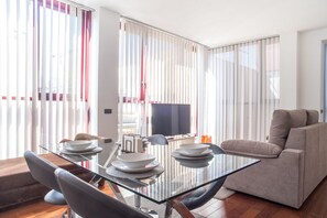 Classic Apartment, 1 Bedroom, Terrace | Ruang makan