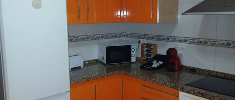 Kühlschrank, Mikrowelle, Ofen, Herdplatte