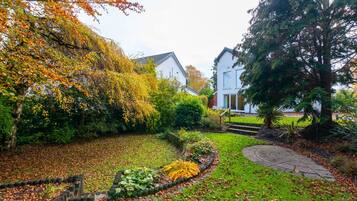 Luxury Apartment, Kitchen, Garden View | Garden view