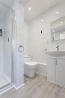 Luxury Apartment, Kitchen, Garden View | Bathroom