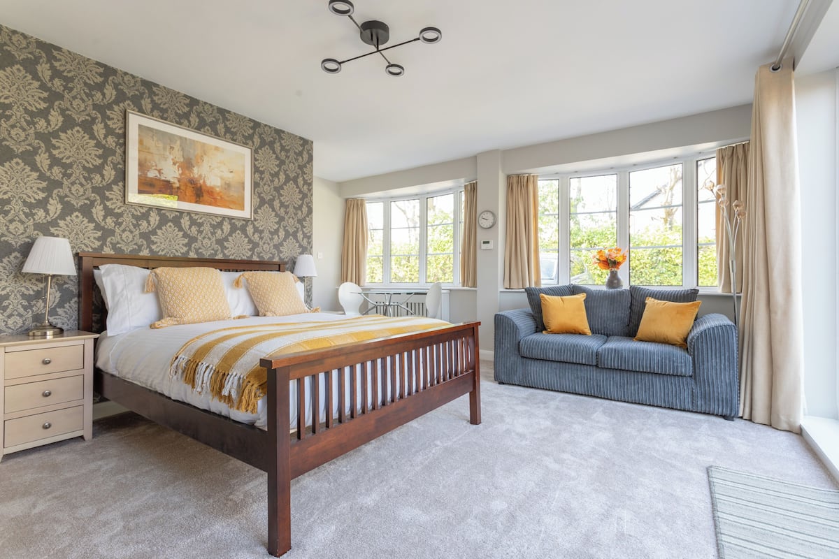 Luxury Apartment, Kitchen, Garden View | Living room | 50-inch TV with digital channels, Netflix, streaming services