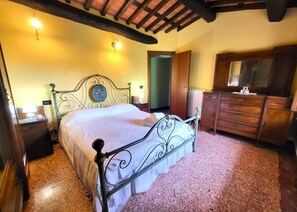 4 bedrooms, iron/ironing board, free WiFi, bed sheets - New! Charming Restored Mill, Private Pool, olive grove, walk facilities, river. (Gallicano)