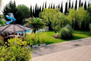 Pool - Gîte Tropica Nîmes air-conditioned Swimming pool, slide, straw hut (Nîmes,Gard,)