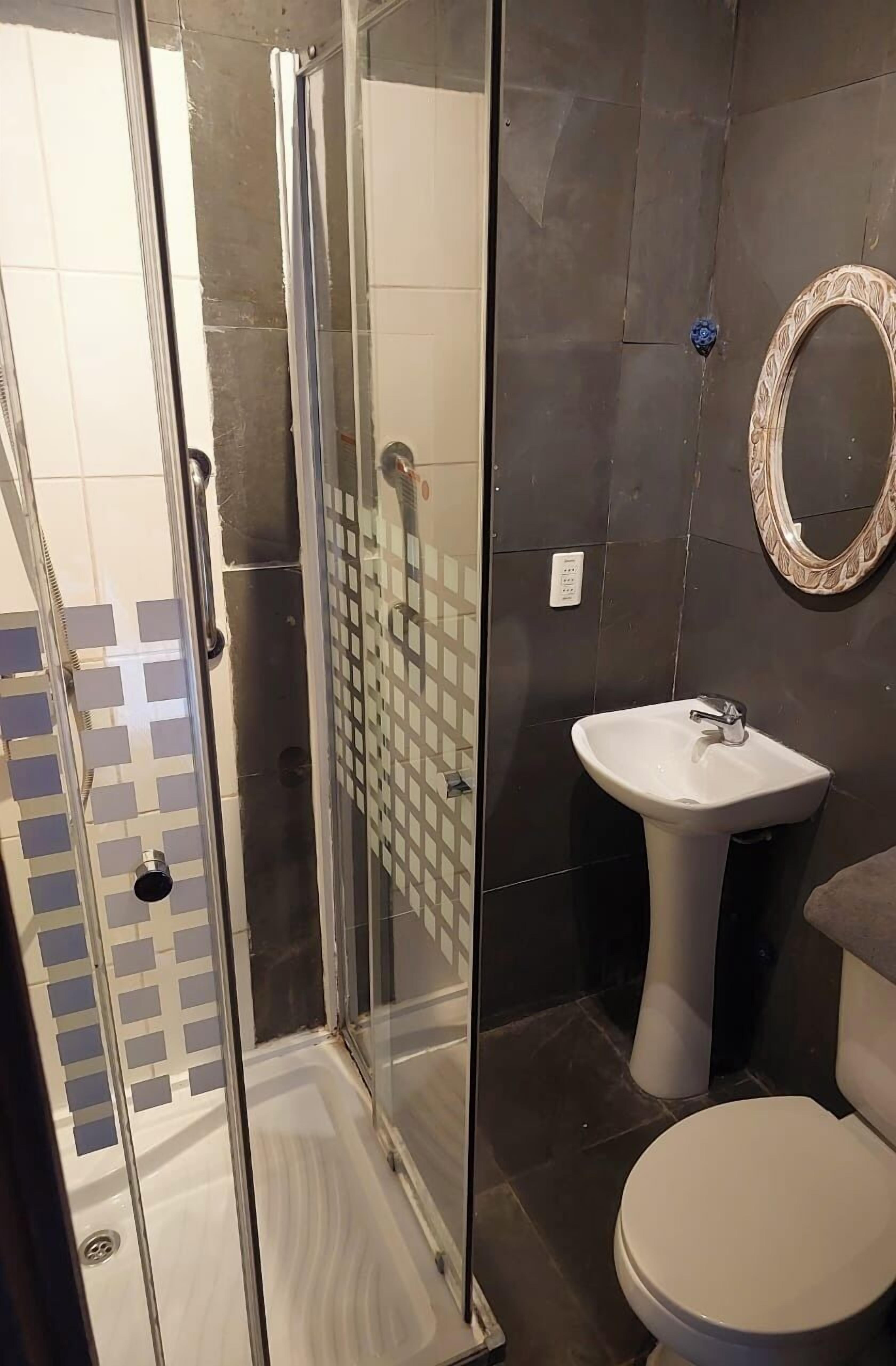 Chambre Double Économique | Salle de bain | Douche, sèche-cheveux, serviettes fournies, savon