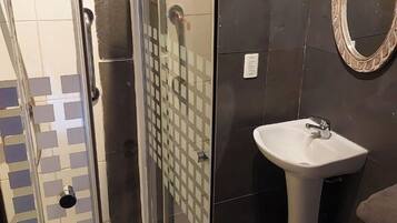Chambre Double Économique | Salle de bain | Douche, sèche-cheveux, serviettes fournies, savon