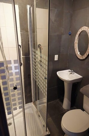 Economy Double Room | Bathroom | Shower, hair dryer, towels, soap - Cozy Place (Santiago)