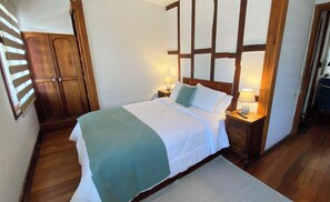 Dobbeltrom – standard, byutsikt | Sengetøy av topp kvalitet, senger med overmadrass og safe på rommet