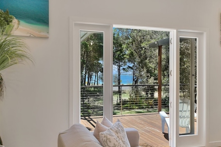 Smart TV, fireplace, table tennis. Beautiful Large Home with Beach Access