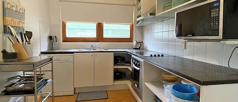 冷蔵庫、電子レンジ、オーブン、コンロ