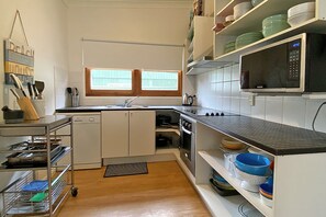Fridge, microwave, oven, stovetop - Pet Friendly Bungalow in quiet Street (Amity Point)