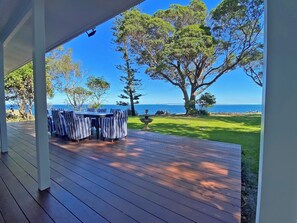 Outdoor dining - Waterfront Escape in Central Location (Amity Point)