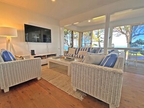 Smart TV, fireplace