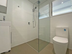 Shower, towels - Waterfront Escape in Central Location (Amity Point)