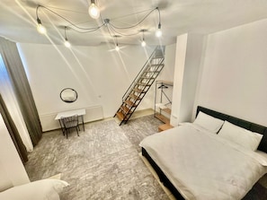 2 Schlafzimmer, Schreibtisch, Bügeleisen/Bügelbrett, Reisekinderbett
