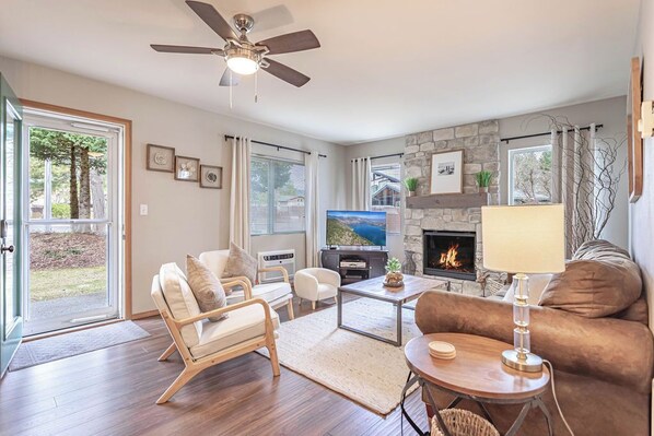 Smart TV, fireplace