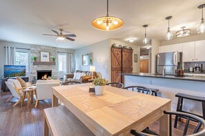 Dining - 4 Beds! Walk to Xmas Festivities, Wine Tasting, Coaster, Ground Floor Condo (Leavenworth)