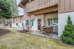 Outdoor dining - 4 Beds! Walk to Xmas Festivities, Wine Tasting, Coaster, Ground Floor Condo (Leavenworth)