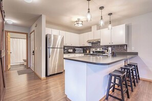 Fridge, microwave, oven, stovetop - 4 Beds! Walk to Xmas Festivities, Wine Tasting, Coaster, Ground Floor Condo (Leavenworth)