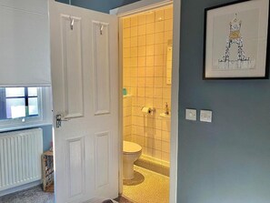 ฝักบัว, ไดร์เป่าผม, ผ้าเช็ดตัว, กระดาษชำระ