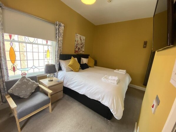 Een bureau, een strijkplank/strijkijzer, gratis wifi