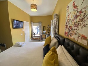 Desk, iron/ironing board, free WiFi - Grosvenor Place Guest House (Chester)