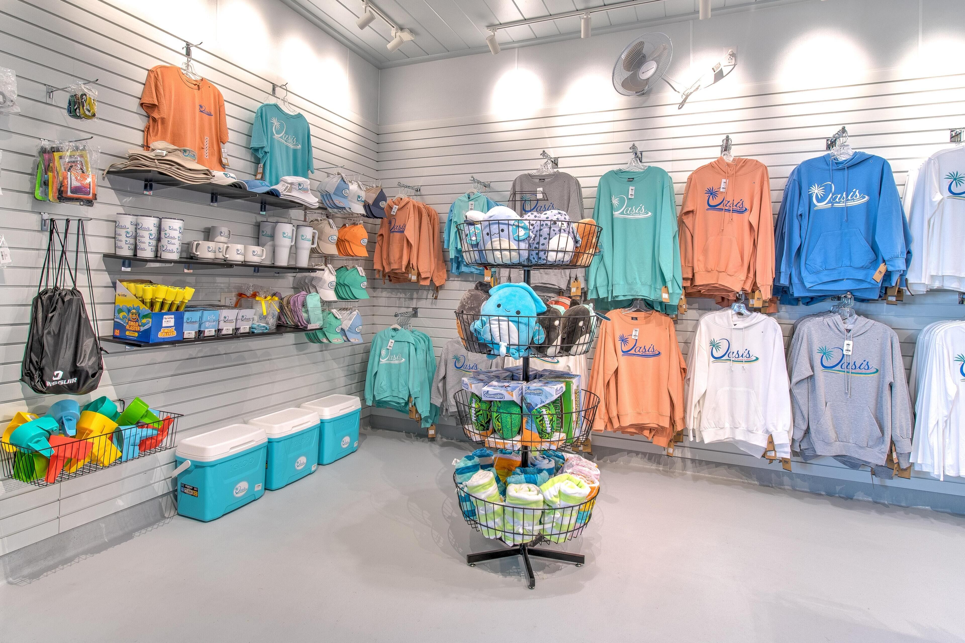 Een winkel met rekken vol kleding, tassen en accessoires.
