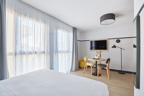 Travel cot, free WiFi