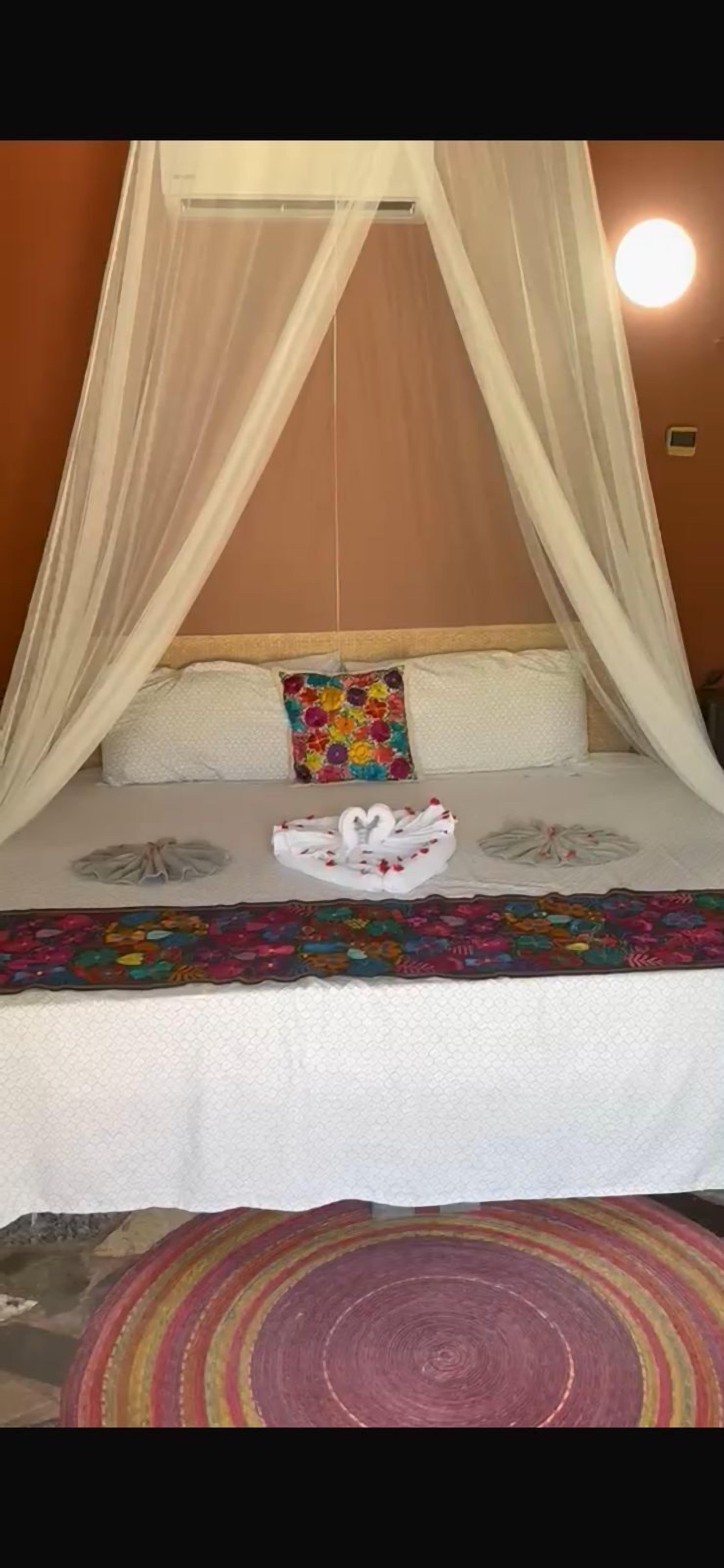 Cortinas blackout, wifi gratis y ropa de cama 