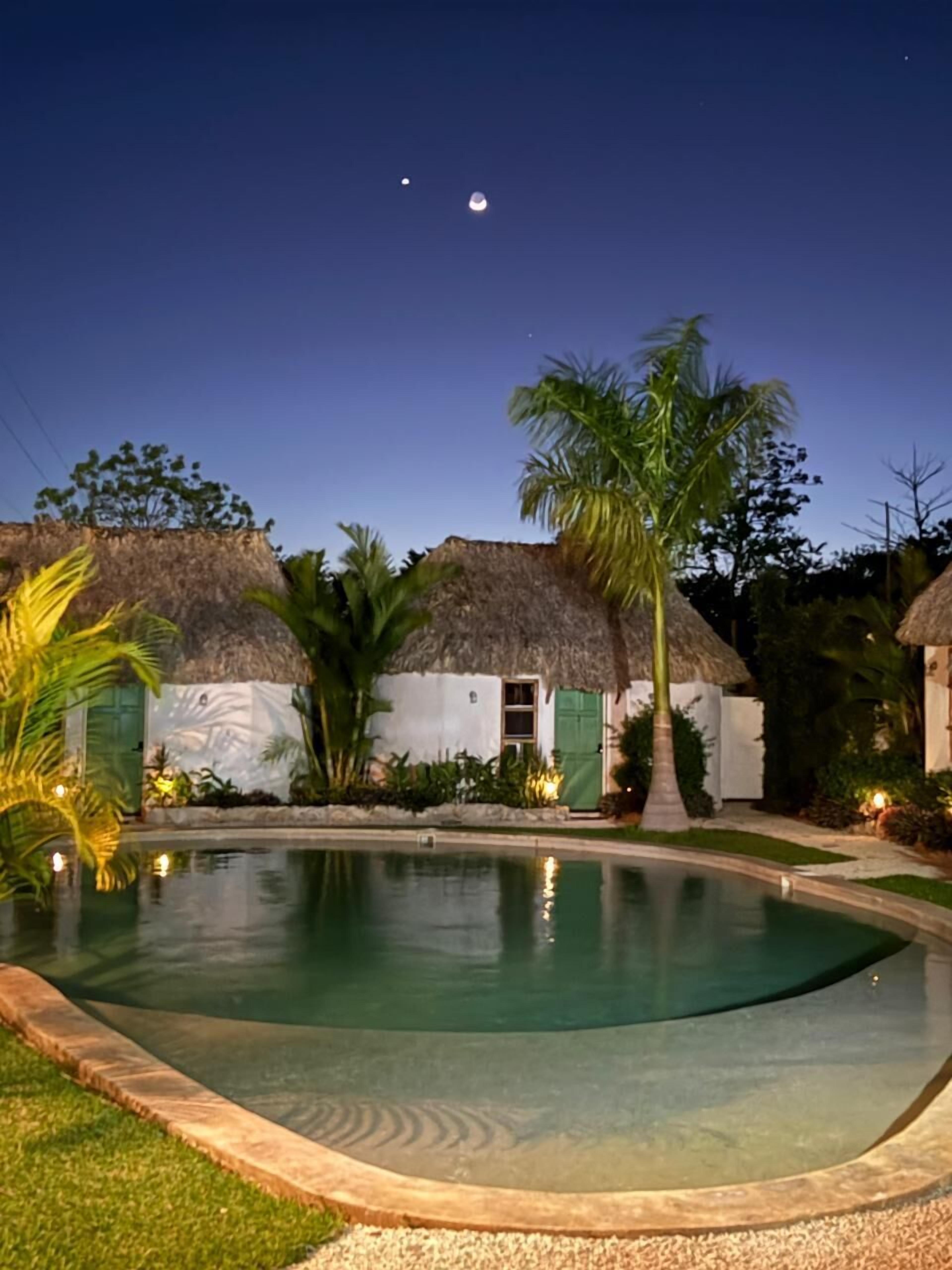 Una piscina al aire libre
