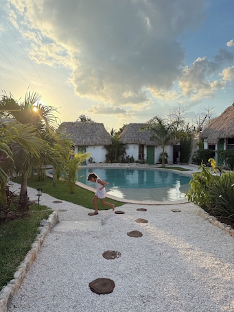 Una piscina al aire libre. Hotel Kocai Izamal