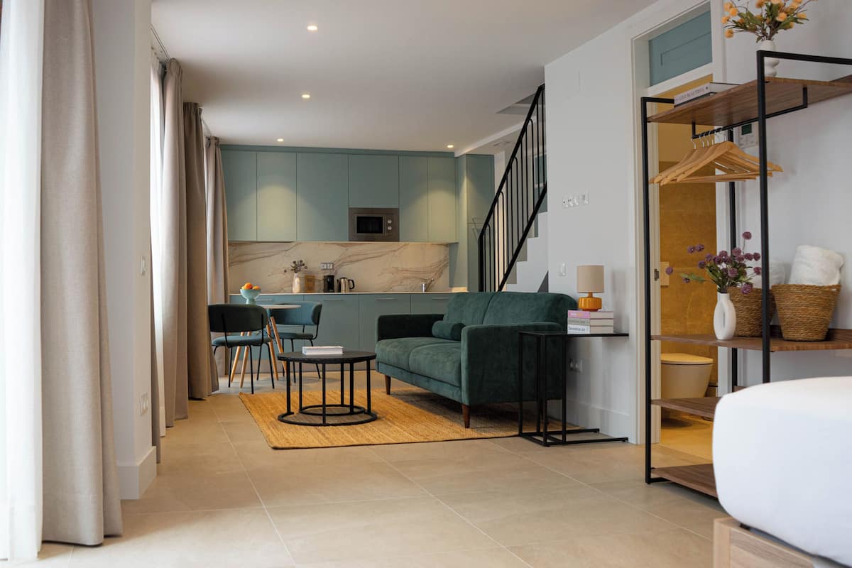 Penthouse, ban công, quang cảnh thành phố | 1 phòng ngủ, két bảo mật tại phòng, màn/rèm cản sáng 
