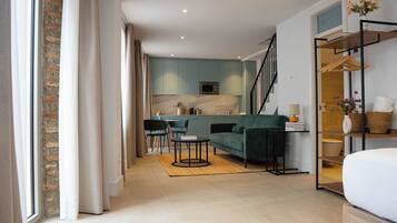 Penthouse, balcon, vue ville | 1 chambre, coffres-forts dans les chambres, rideaux occultants