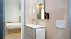 Apartamento clásico, vistas a la ciudad | Baño | Ducha, secador de pelo, toallas y jabón