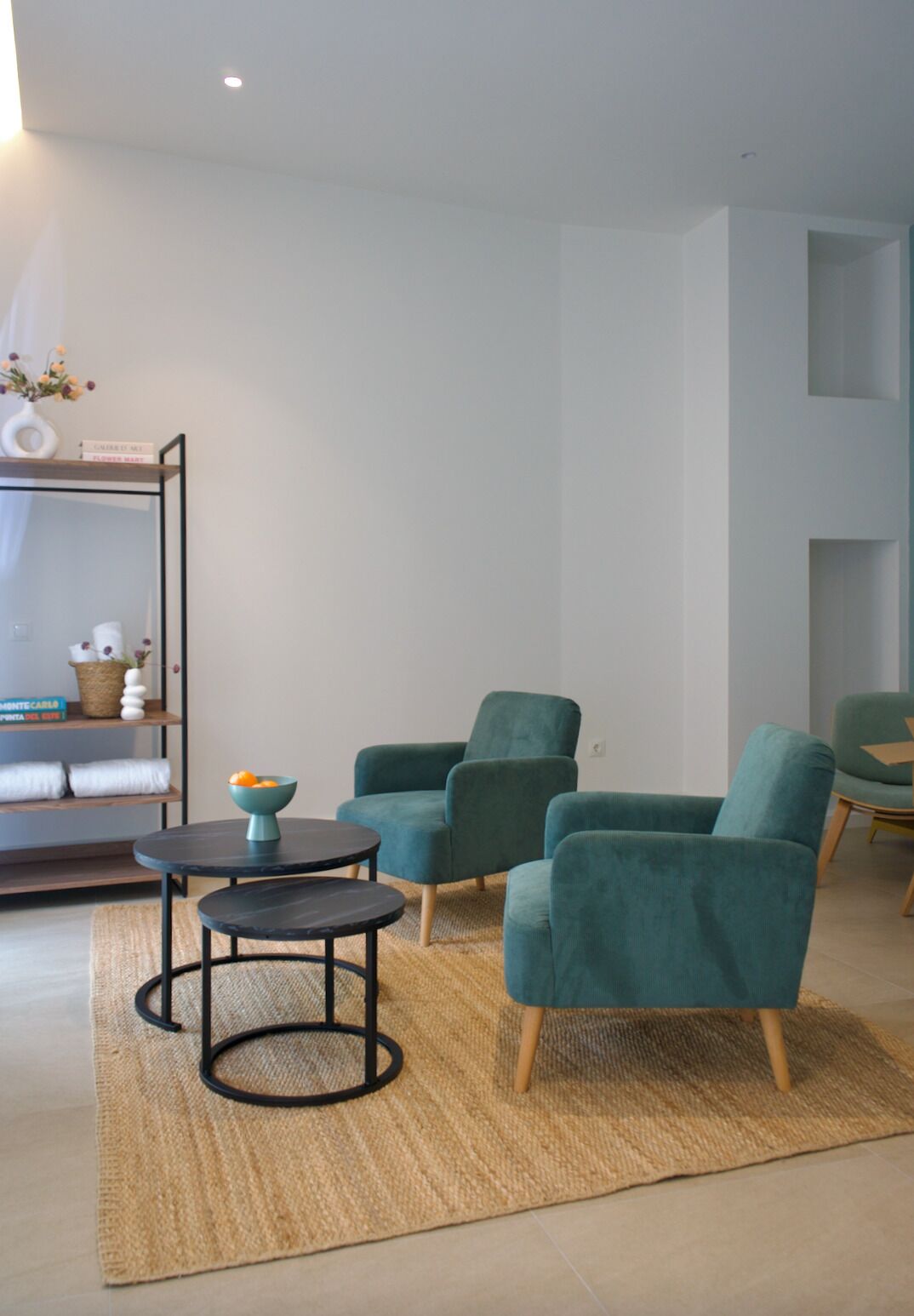 Apartamento clássico, vista para a cidade | Área de estar | TV de plasma