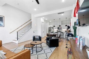 Smart TV, offices - Luxury Family Retreat-Media Room-Dwntwn-Med Center (Houston)