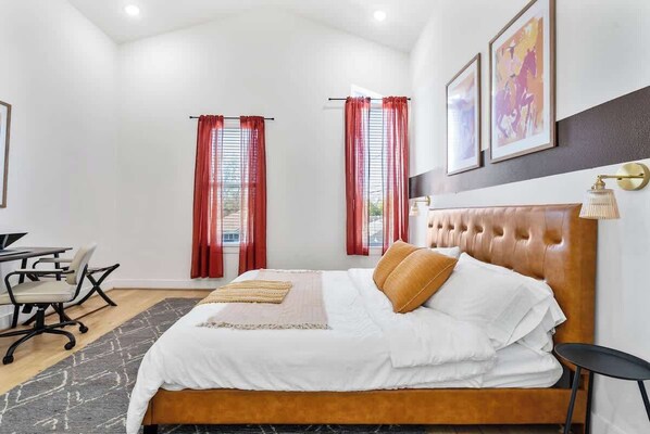 3 bedrooms, iron/ironing board, free WiFi, bed sheets - Luxury Family Retreat-Media Room-Dwntwn-Med Center (Houston)