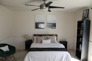 2 bedrooms, iron/ironing board, WiFi, bed sheets - Charming 2-bedroom home by the water with WiFi, fitness room in brilliant Mesa (Mesa)