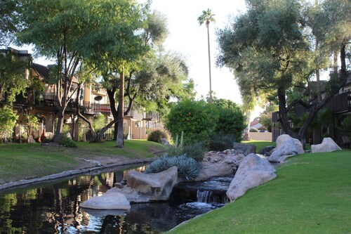Charming 2-bedroom home by the water with beautiful pool in brilliant Mesa