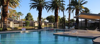 Charming 2-bedroom home by the water with WiFi, fitness room in brilliant Mesa