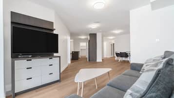 Apartment, 3 Bedrooms | 3 bedrooms, desk, free WiFi, bed sheets