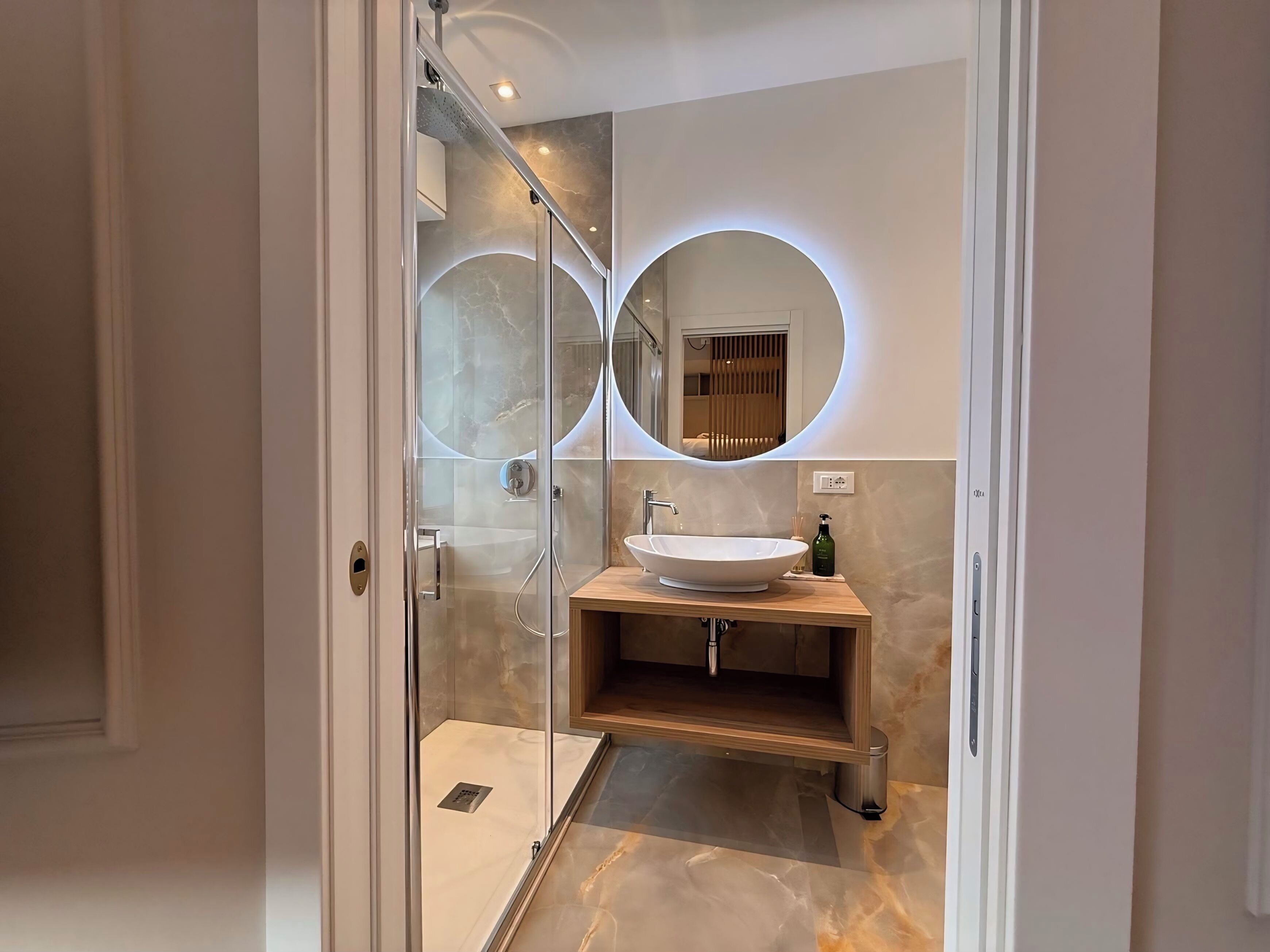 Doccia, asciugacapelli, bidet, asciugamani