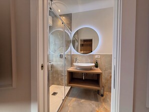 Shower, hair dryer, bidet, towels - Vatican Cyprus Luxury Escape (Roma)