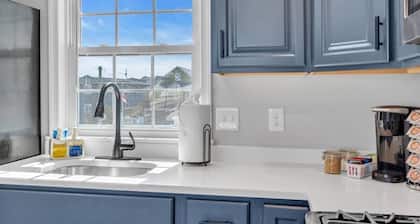 Walk to Beach & Parking with BBQ+Laundry & Linens+Towels