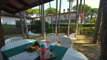 Villa, 4 Bedrooms, Balcony, Garden View | Dining room