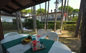 Vila, 4 quartos, sacada, vista para o jardim | Sala de jantar