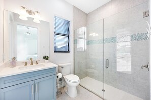 淋浴设施、吹风机、毛巾