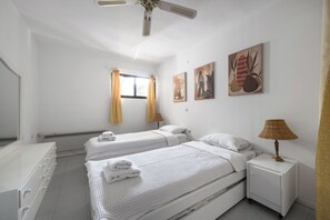 4 bedrooms, iron/ironing board, bed sheets