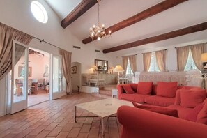 Televisión, chimenea y estéreo 